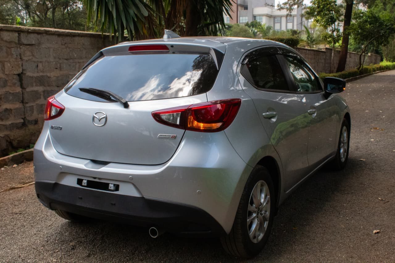 Vehicle photo thumbnail 8