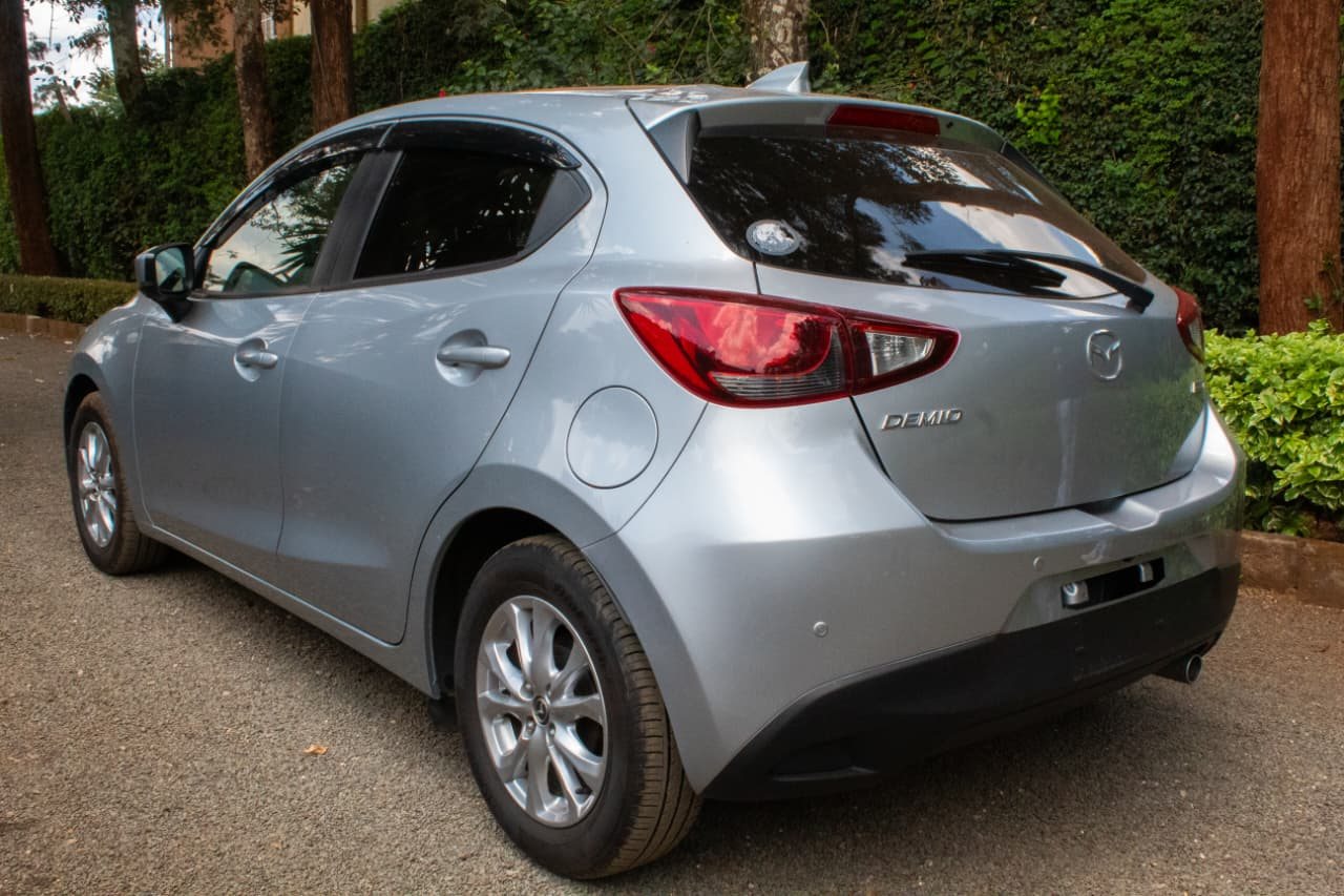 Vehicle photo thumbnail 5