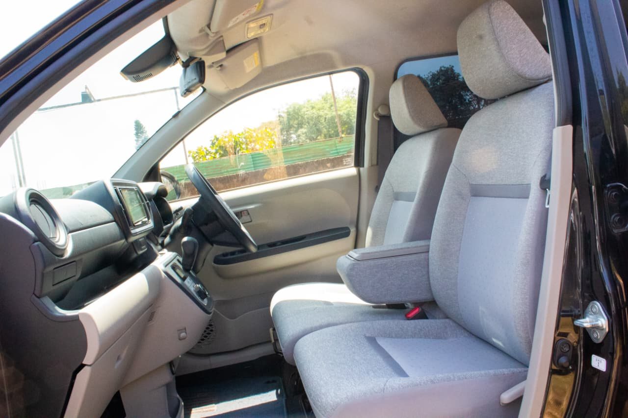 Vehicle photo thumbnail 4