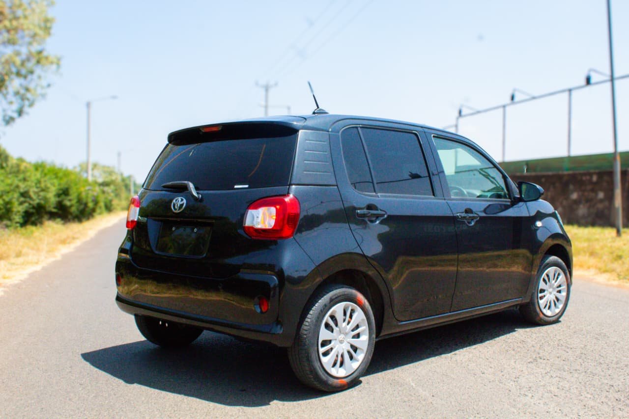 Vehicle photo thumbnail 10