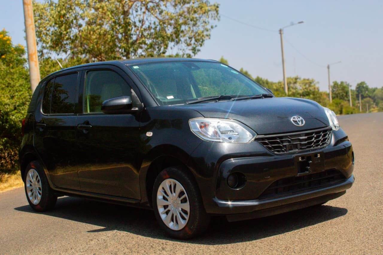 Vehicle photo thumbnail 8