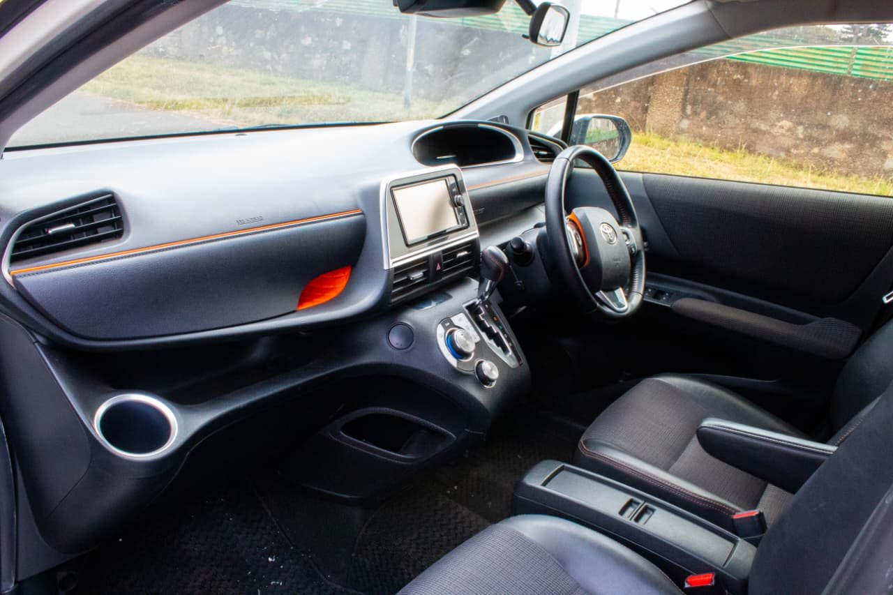 Vehicle photo thumbnail 4