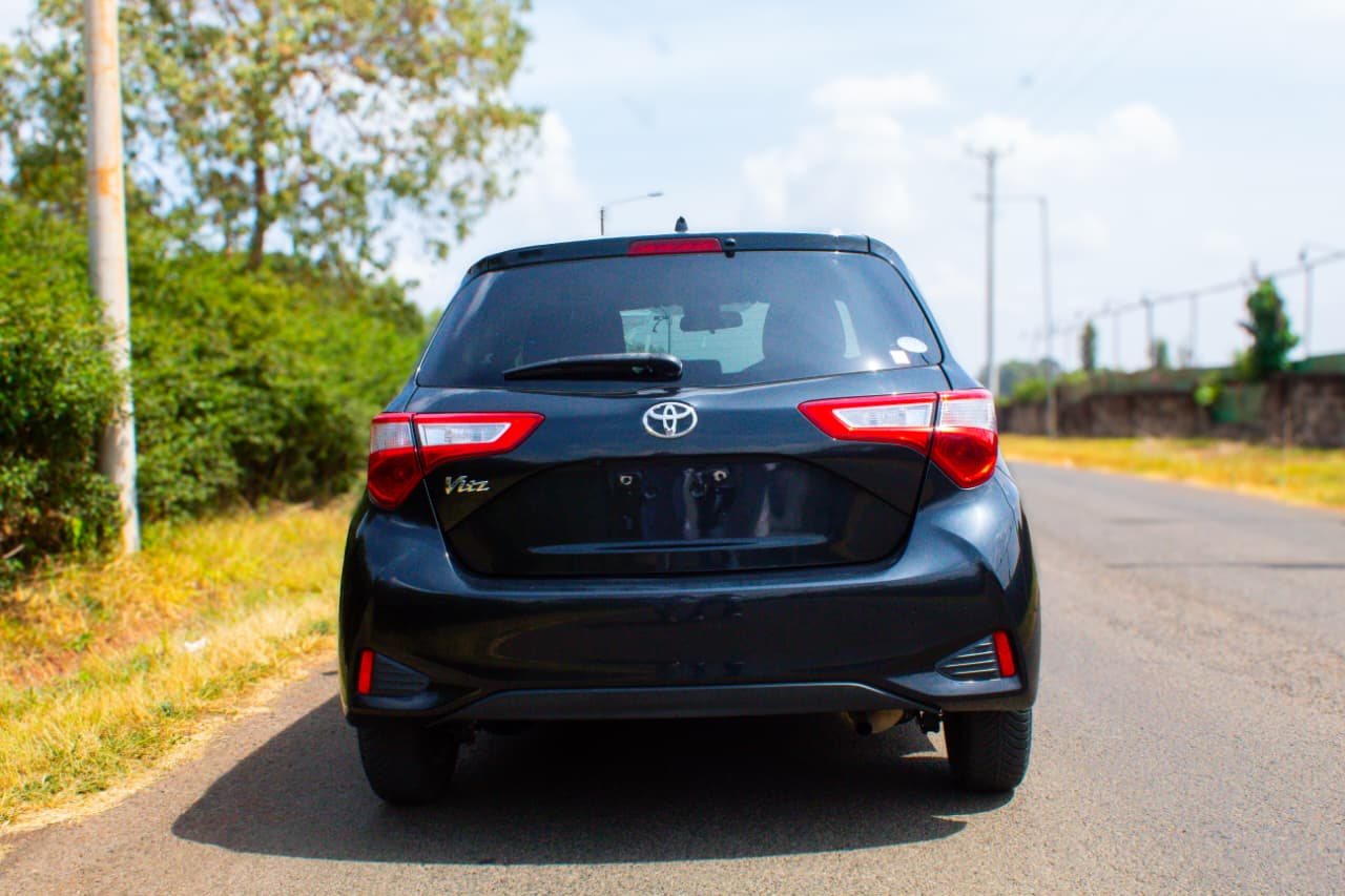 Vehicle photo thumbnail 11