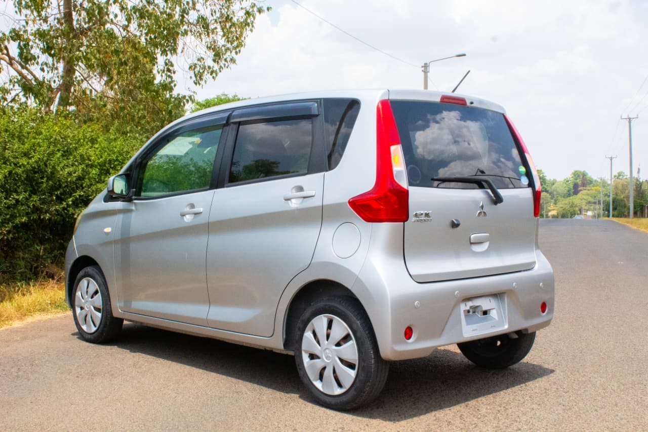 Vehicle photo thumbnail 11