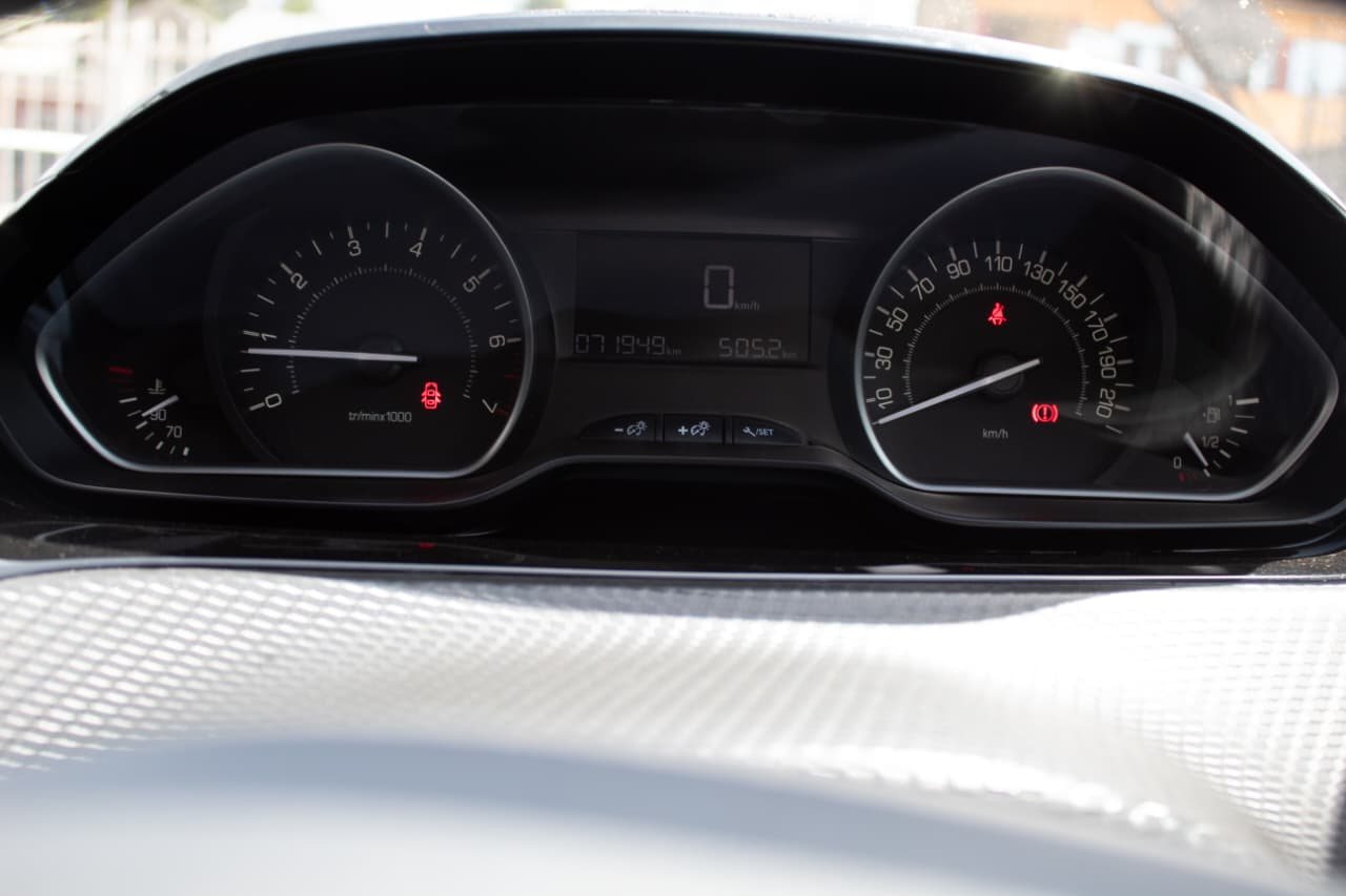 Vehicle photo thumbnail 8