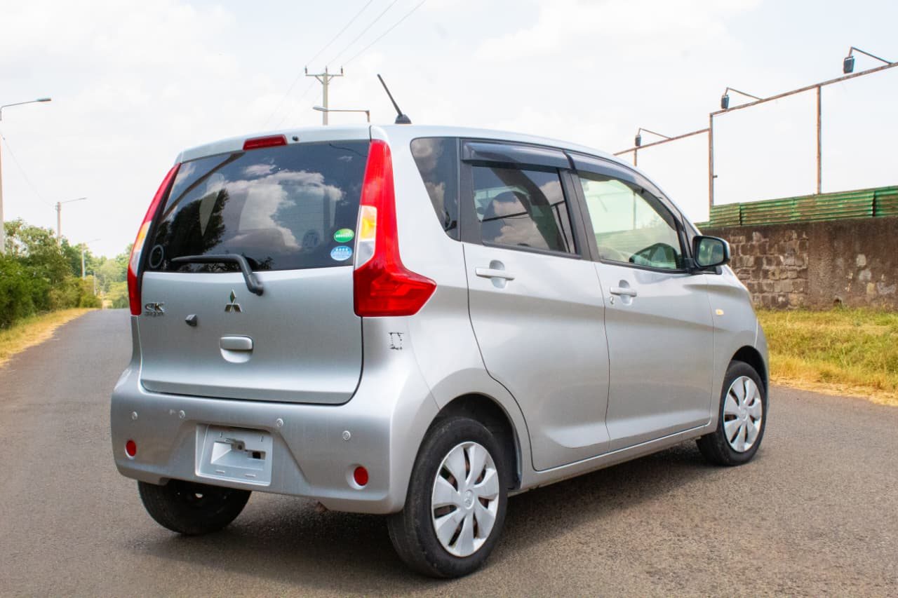 Vehicle photo thumbnail 10