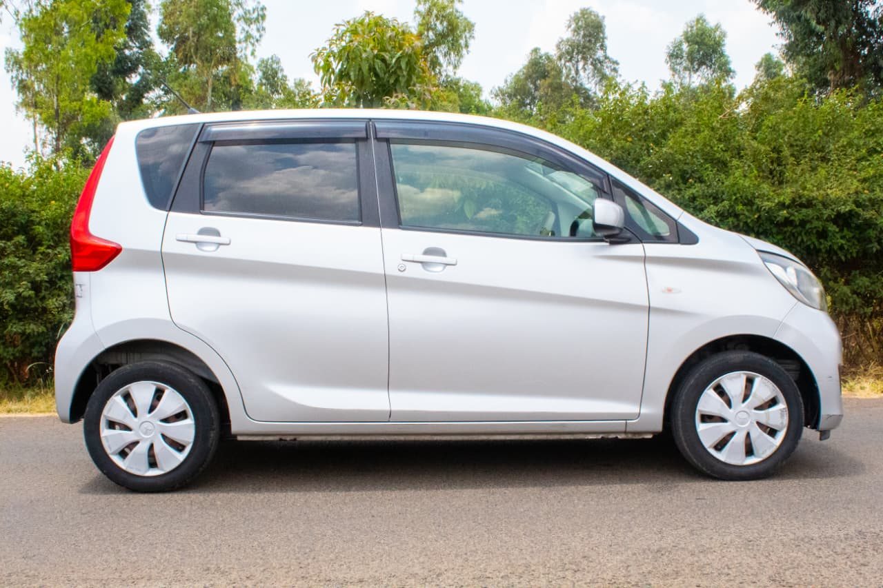 Vehicle photo thumbnail 3