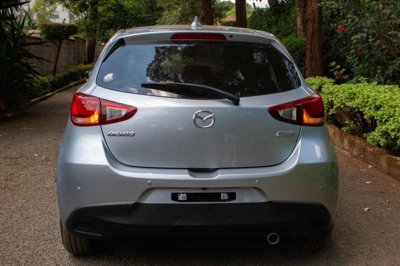 Vehicle photo thumbnail 9